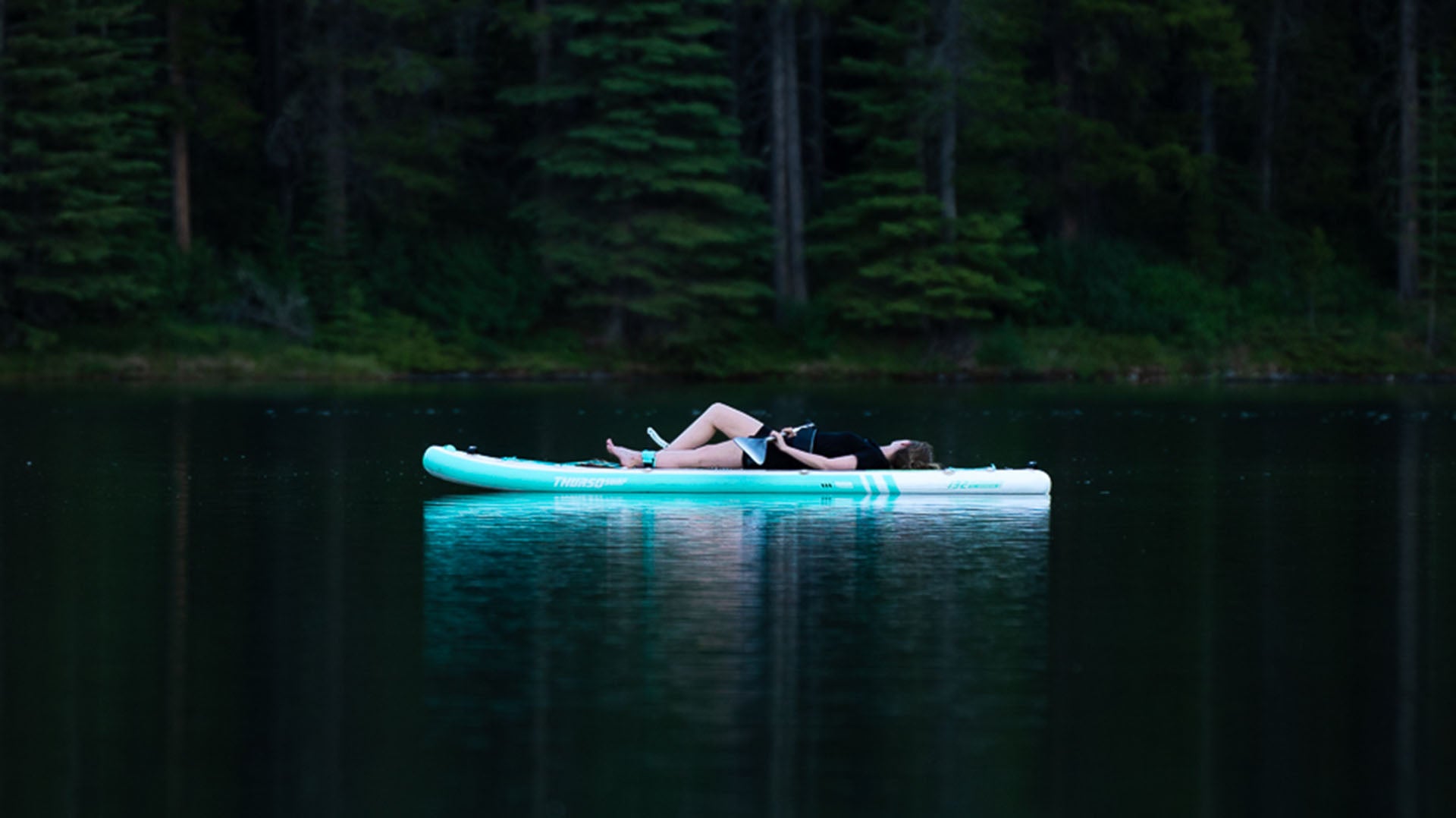 Ein Paddel im Sitzen ist das eine, aber Paddleboards sind dafür gemacht, es sich bequem zu machen und vielleicht ein kleines Nickerchen vor dem Paddeln zu halten