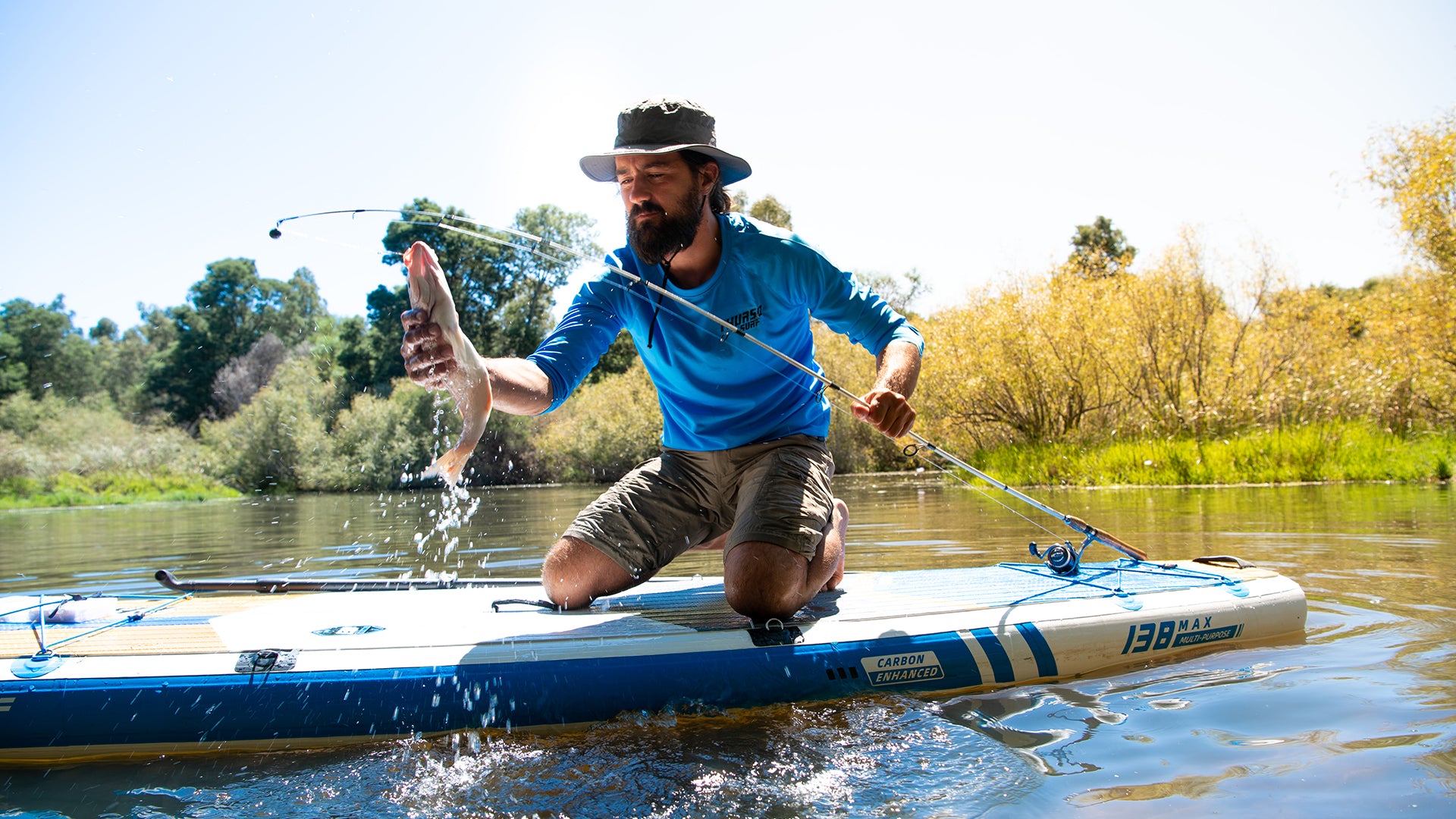 Ein Angler in ruhigen Gewässern findet Freude auf einem SUP-Angelboard