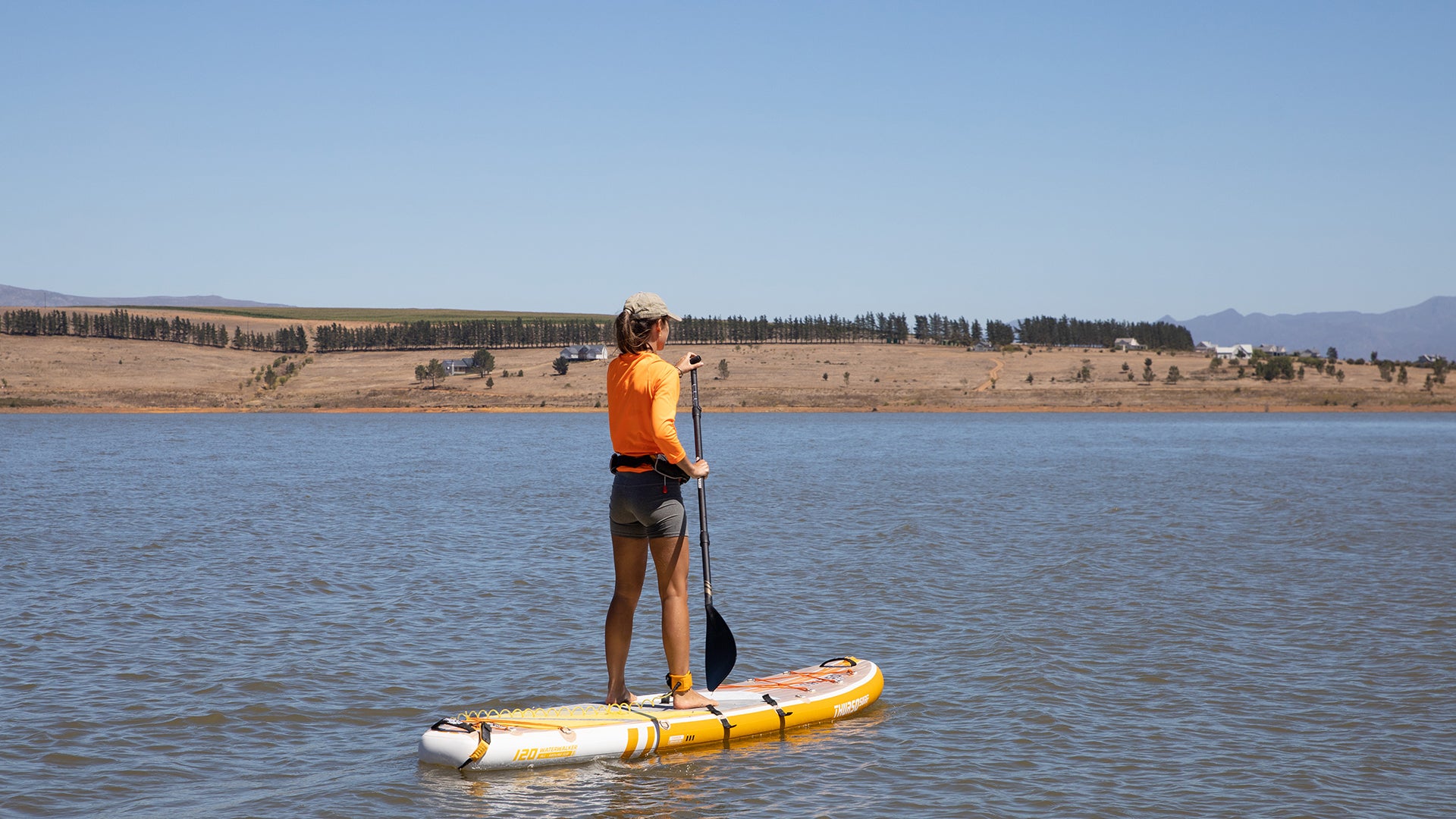 Einsteigerfreundliches Allround-Paddleboard, das Stabilität und Vielseitigkeit für verschiedene SUP-Abenteuer bietet.