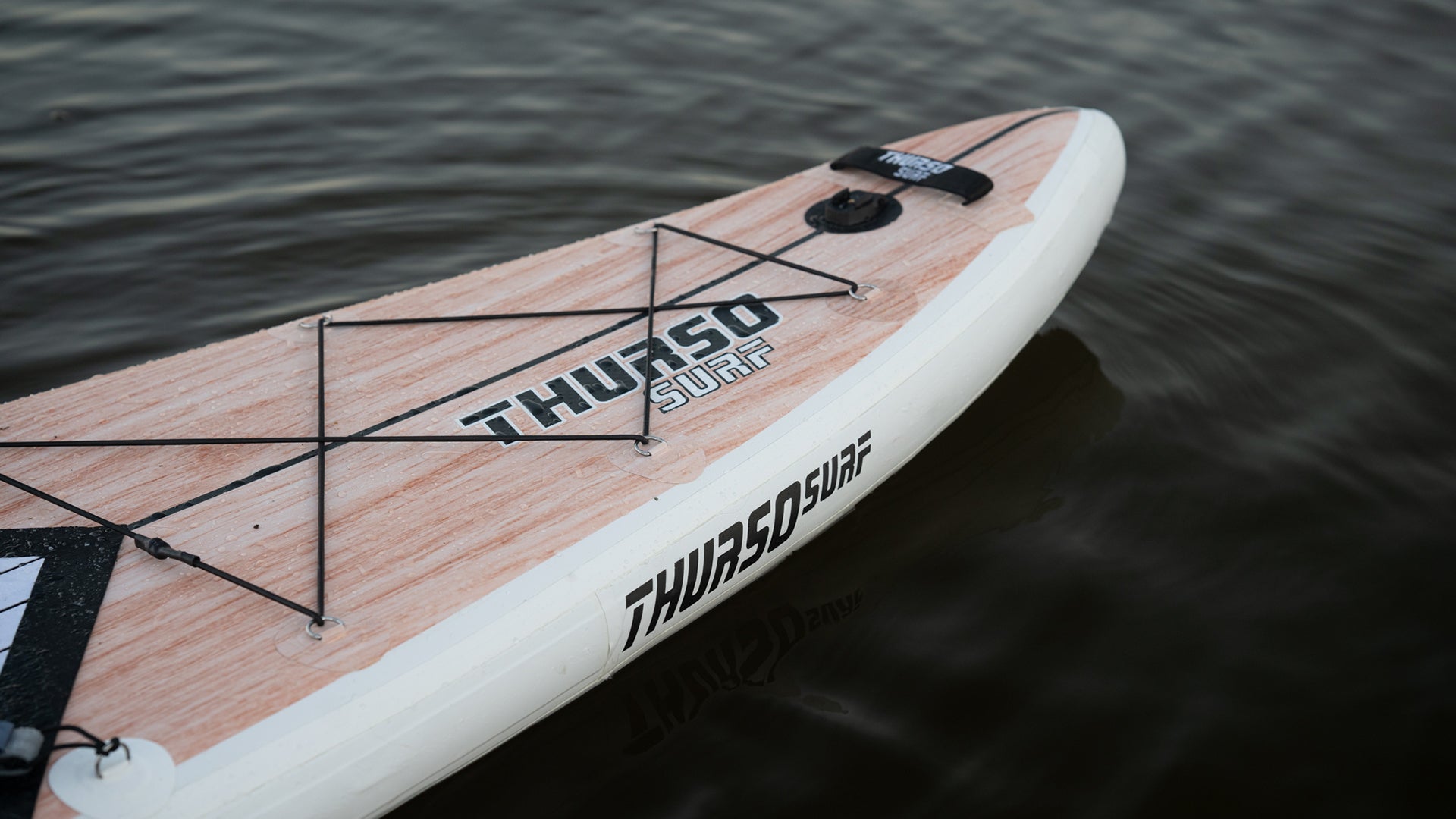 Schlank und stromlinienförmig gestaltet für Paddler, die bereit sind, mit Höchstgeschwindigkeit durchs Wasser zu schneiden, um den Sieg zu erringen